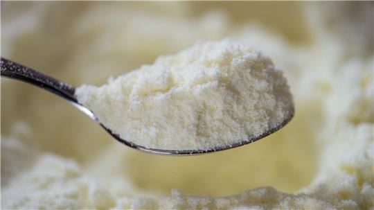 Ein Löffel mit Baby-Milchpulver. (ILLUSTRATION)