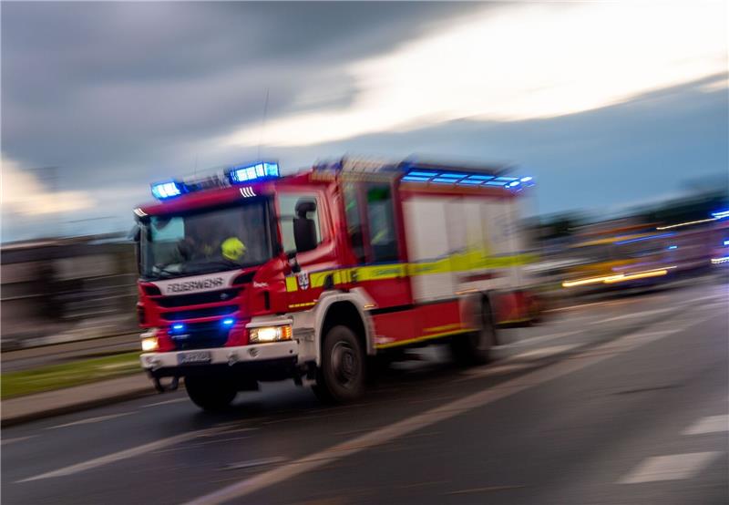 Brand in Bremervörder Gefängnis - Insasse schwer verletzt Ein Löschfahrzeug der Feuerwehr auf Einsatzfahrt.