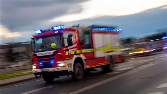 Ein Löschfahrzeug der Feuerwehr fährt mit Blaulicht zu einem Einsatz.