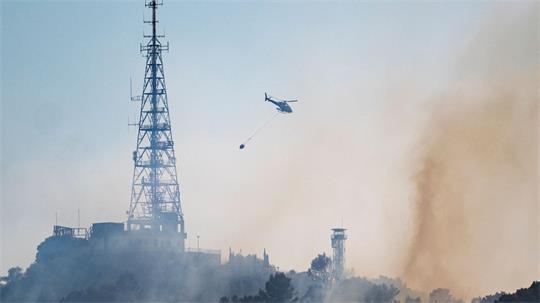 Ein Löschhubschrauber bekämpfte vor eineinhalb Wochen einen Waldbrand ebenfalls in der Serra de Collserola am nördlichen Stadtrand von Barcelona. Dort brennt es jetzt erneut. (Archivbild)