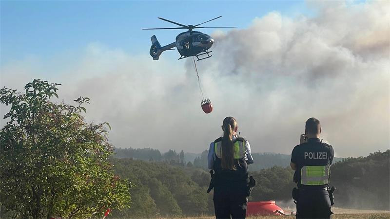 „Irgendwie die Heimat retten“ - Kampf gegen die Feuerwalze Ein Löschhubschrauber fliegt an.
