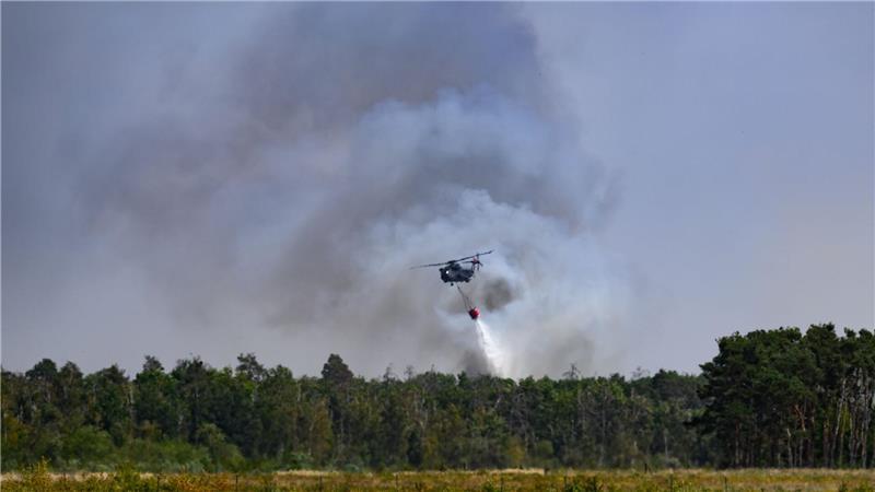 Ein Löschhubschrauber ist beim Waldbrand in der Gohrischheide im Einsatz.