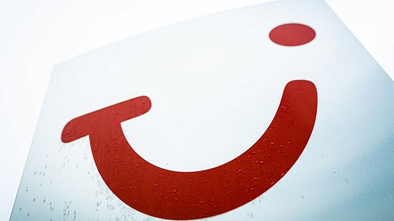 Ein Logo der Tui AG ist vor einem Gebäude der Konzernzentrale auf einem Schild zu sehen.