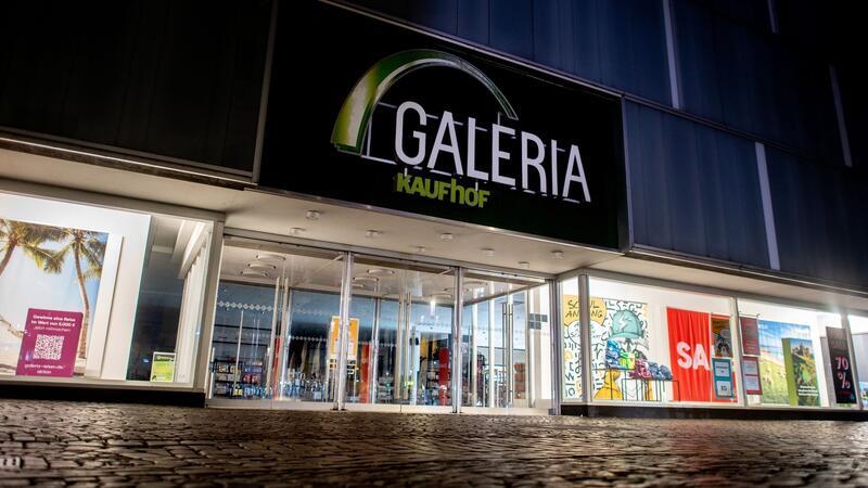 Ein Logo hängt an einer Filiale von Galeria Karstadt Kaufhof in der Innenstadt.