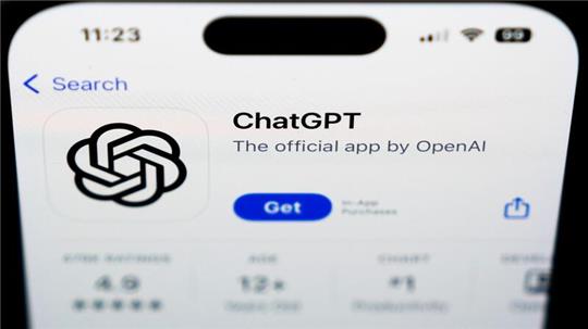 Ein Logo von ChatGPT, offizielle App von OpenAI, ist auf einem Smartphone zu sehen.
