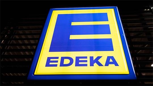 Ein Logo weist auf ein Einkaufcenter des Lebensmittelhändlers Edeka hin. (zu dpa: «Edeka-Verbund steigert Umsatz auf 77,3 Milliarden Euro»)