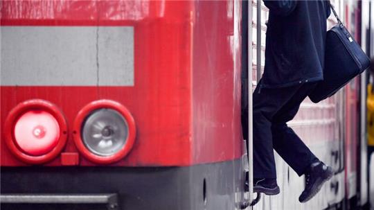 Ein Lokführer verlässt den Führerstand eines Regionalzuges der Deutschen Bahn.