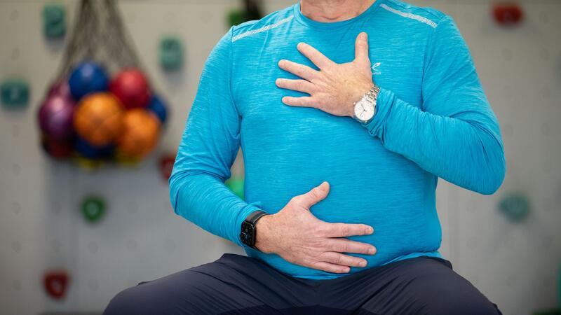 Gehirnnebel wohl durch Störung der Blutversorgung verursacht Ein Long-Covid-Patient macht ein Atemtraining in einem Gymnastikraum einer Reha-Klinik für Post-Covid Erkrankte.