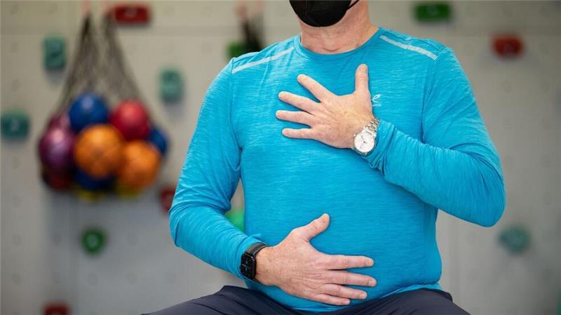 Long Covid: Warum sich das Risiko deutlich verringert hat Ein Long-Covid-Patient macht ein Atemtraining in einer Reha-Klinik für Post-Covid-Erkrankte. (Archivbild)