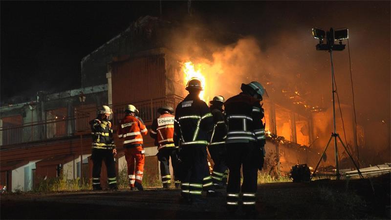 Ein Lost Place in Hausbruch stand lichterloh in Flammen, (Symbolbild)
