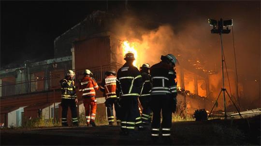Ein Lost Place in Hausbruch stand lichterloh in Flammen, (Symbolbild)