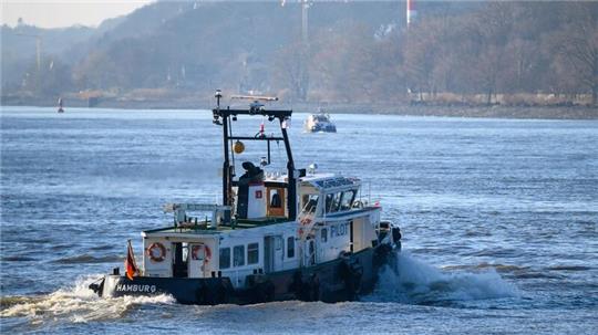 Ein Lotsenschiff fährt auf der Elbe vor Nienstedten.