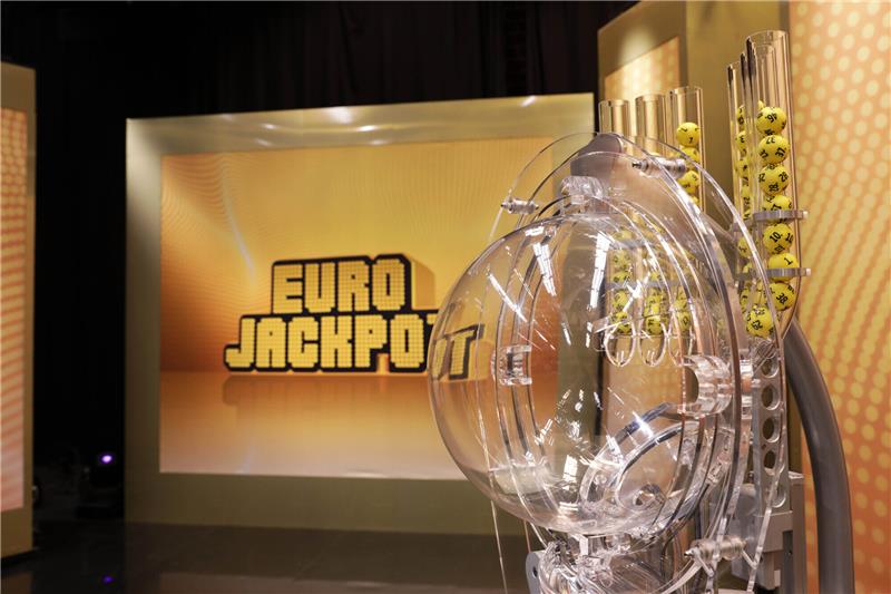 Ein Lottoschein wird ausgefüllt. Mit über 107 Millionen Euro wurde der erste Jackpot in diesem Jahr geknackt. Foto: Veikkaus/Eurojackpot/obs