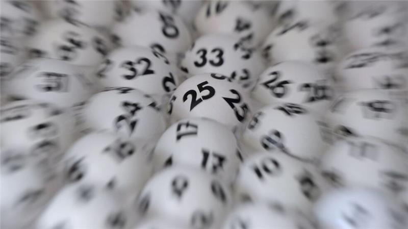 Ein Lottospieler in Schleswig-Holstein freut sich über einen Millionengewinn. (Symbolbild)