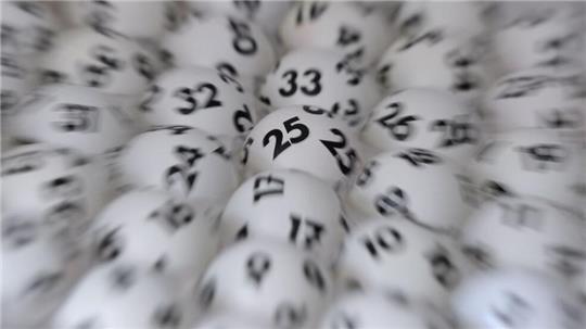 Ein Lottospieler in Schleswig-Holstein freut sich über einen Millionengewinn. (Symbolbild)