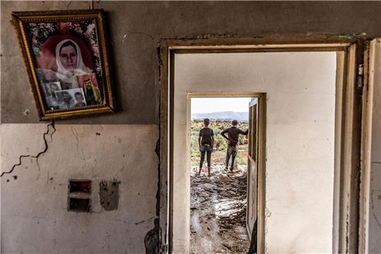 Ein Luftangriff auf Dschisr asch-Schughur im syrischen Gebiet Idlib hat auch dieses Haus beschädigt.