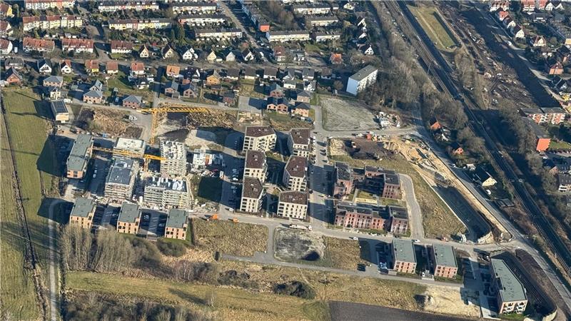 Ein Luftbild des knapp zehn Hektar großen Neubaugebiets Giselbertstraße. Im Hintergrund rechts der Gleise plant die AVW knapp 140 neue Wohnungen. Das Grundstück ist gerade gerodet worden.