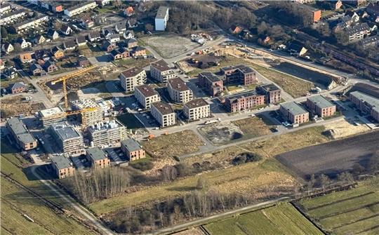Ein Luftbild des knapp zehn Hektar großen Neubaugebiets Giselbertstraße. Im Hintergrund oberhalb der Gleise plant die AVW rund 140 neue Wohnungen. Das Grundstück ist gerade gerodet worden.