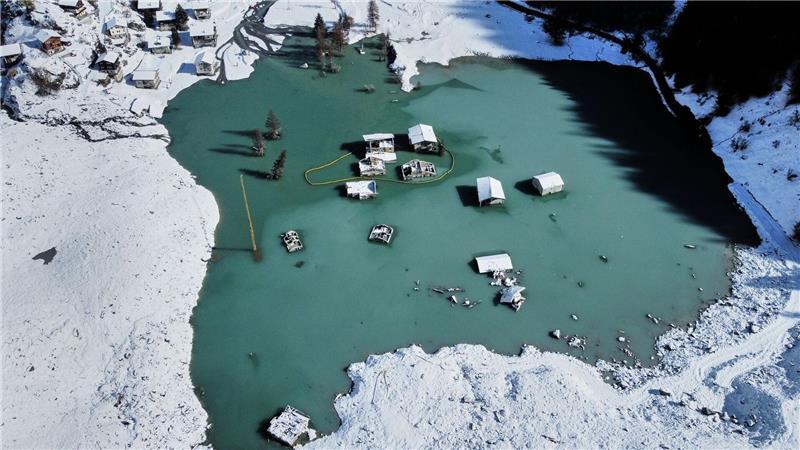 Bilder des Tages Ein Luftbild zeigt das teilweise überflutete Dorf Blatten nach den jüngsten Schneefällen.