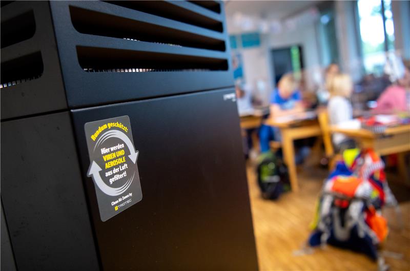 Ein Luftfilter steht in einem Klassenraum. Foto: Sven Hoppe/dpa