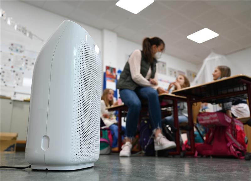 Ein Luftfilter steht in einem Klassenraum einer Grundschule. Foto: Arne Dedert/dpa