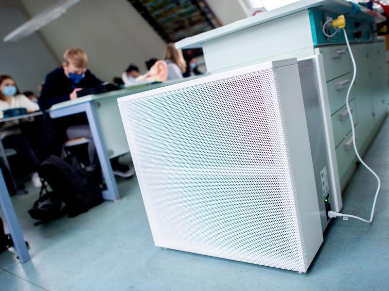 Ein Luftfiltergerät steht in einem Fachraum eines Gymnasiums. Foto: Hauke-Christian Dittrich/dpa