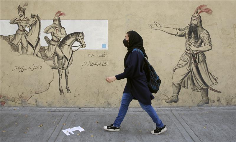 Frauen im Iran: Lesung mit Diskussion in Stade Ein Mädchen geht an einer Häuserfassade entlang. Foto: ---/dpa