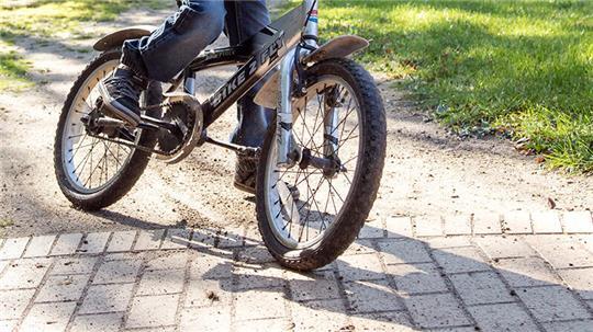 Ein Junge auf einem Fahrrad.