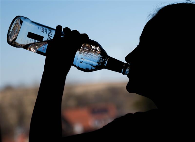 Ein Mädchen trinkt aus einer Flasche Wodka. Foto: Silas Stein/dpa
