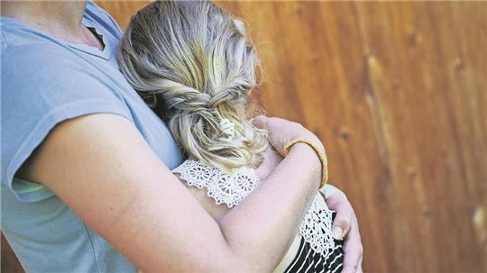 Ein Mädchen wird von seiner Mutter in den Arm genommen und getröstet (gestellte Szene). Doch nicht alle Frauen finden sich mit der Mutterrolle zurecht. Sie verspüren sogar Reue und würden sich im Nachhinein gegen Kinder entscheiden.