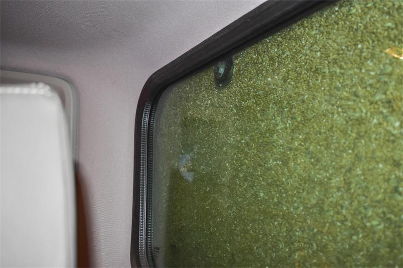 Ein Mähdrescherfahrer kann auf dem Display sehen, zu wie viel Prozent der Korntank gefüllt ist, aber sich auch nach hinten drehen und durch dieses Fenster beobachten, was im Korntank passiert.