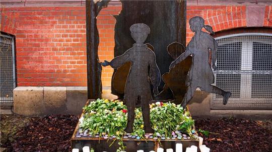 Ein Mahnmal in Erinnerung an die „Kinder vom Bullenhuser Damm“ steht auf dem Gelände der Brecht-Schule.