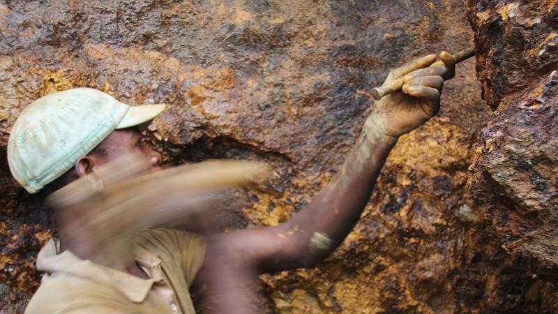 Ein Mann arbeitet in der Mine Zola Zola bei Nzibira in der ostkongolesischen Provinz Süd-Kivu. Heute stimmt das EU-Parlament in Straßburg darüber ab.