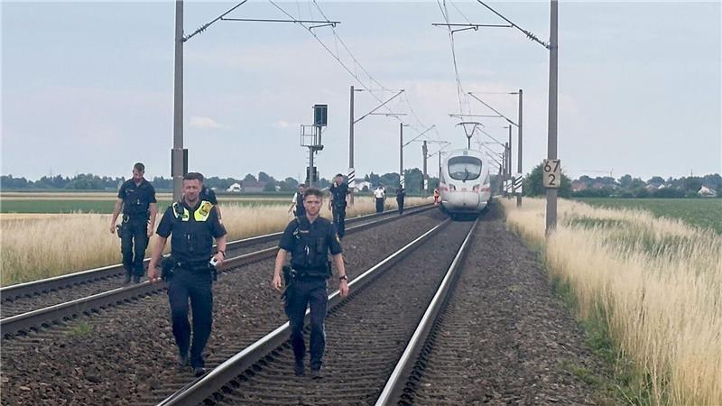 Nach Attacke in ICE mit Axt und Hammer: Viele offene Fragen Ein Mann attackiert mehrere Menschen im ICE.