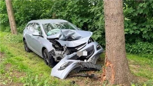 Ein Mann aus Buxtehude ist am Montag mit seinem Opel Astra nahe Grundoldendorf von der Straße abgekommen und mit einem Baum zusammengestoßen. 