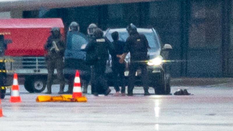 Ein Mann aus Buxtehude wird auf dem Hamburger Flughafen von der Polizei weggeführt.
