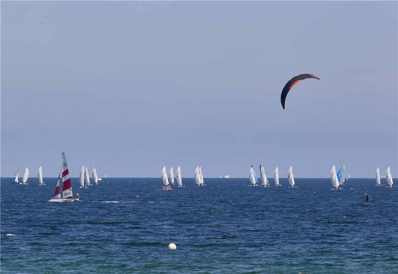 Leichnam von vermisstem 55-jährigen Segler bei Travemüde geborgen Ein Mann aus Niedersachsen wird bei Travemünde vermisst. Er soll über über Bord einer Segelyacht gefallen sein. Foto: Georg Wendt/dpa