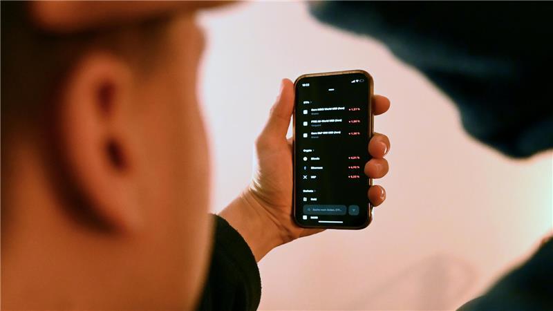 Ein Mann aus dem Kreis Rotenburg ist um mehrere tausend Euro betrogen worden. (Symbolbild)
