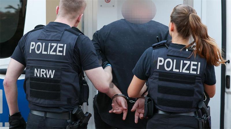 Ein Mann aus dem Umfeld der „Hells Angels“ wird in Duisburg abgeführt.