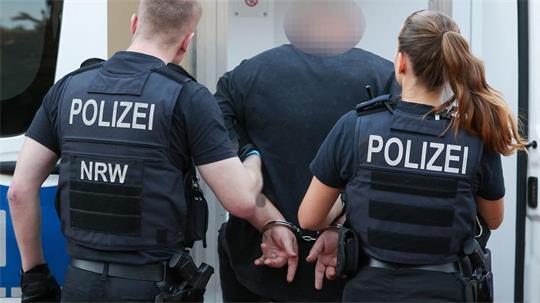 Ein Mann aus dem Umfeld der „Hells Angels“ wird in Duisburg abgeführt.