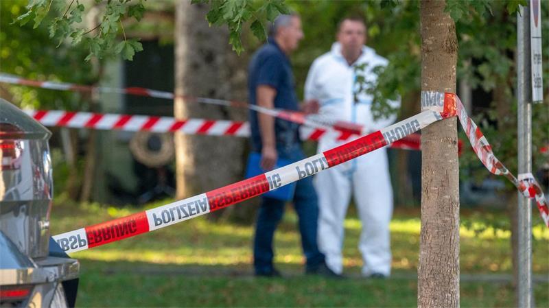Zwei Tote in Mehrfamilienhaus - Verdächtiger ermittelt Ein Mann aus dem familiären Umfeld gilt als Tatverdächtiger.