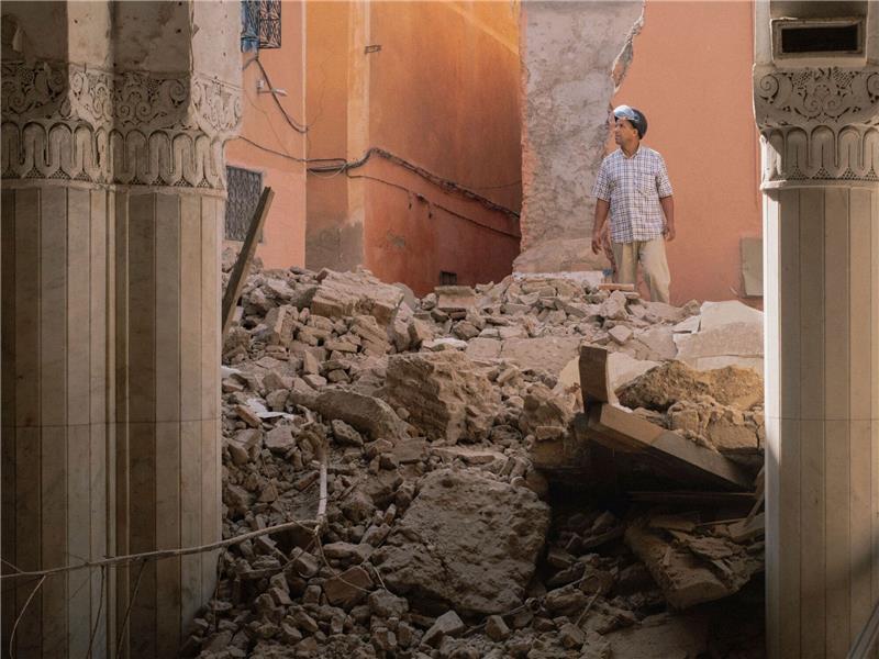 Schon fast 2900 Tote nach Erdbeben in Marokko: Hoffnung schwindet Ein Mann begutachtet die durch das Erdbeben verursachten Schäden in der alten Medina von Marrakesch.