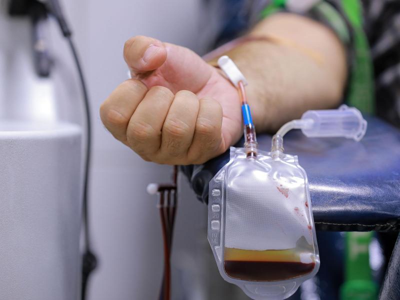 Blut spenden in Oldendorf Ein Mann bei der Blutspende. (Archivbild). Foto: Ameer Al Mohammedaw/dpa/dpa-tmn
