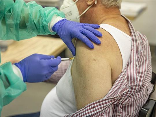 Ein Mann bekommt seine Corona-Impfung. (Archivbild). Foto: Malte Krudewig/dpa