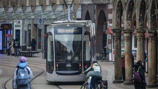 Ein Mann beleidigt drei Kinder in einer Straßenbahn rassistisch - ein 25-Jähriger stellt sich dazwischen. (Symbolbild)