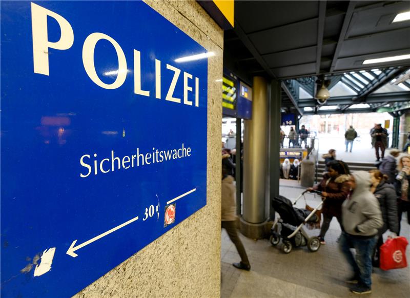 Hamburger Hauptbahnhof: Aggressiver Mann fuchtelt mit Schere herum und bespuckt Passantin Ein Mann, der am Hamburger Hauptbahnhof mit einer Schere herumfuchtelte und eine Passantin bespuckte, wurde von der Bundespolizei festgenommen (Symbolbild). Foto: dpa