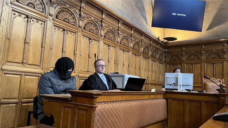 Prozess gegen Tennislehrer: Schüler sollten sexuelle Handlungen filmen Ein Mann, der bei mehreren Vereinen aktiv war, muss sich vor dem Landgericht Bremen wegen sexueller Übergriffe auf Minderjährige verantworten.