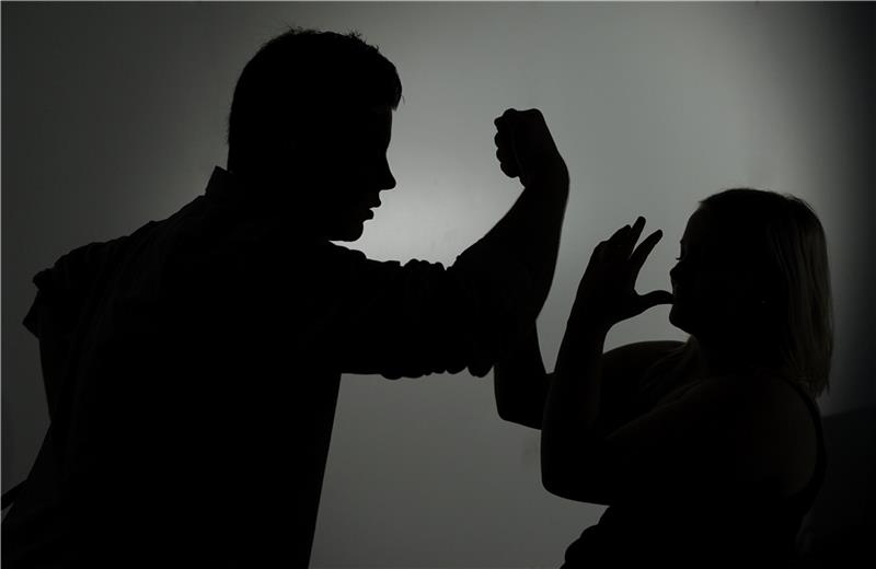 Ein Mann droht einer Frau mit der Faust – während der Ausgangsbeschränkungen wird ein Anstieg häuslicher Gewalt befürchtet. Foto: dpa