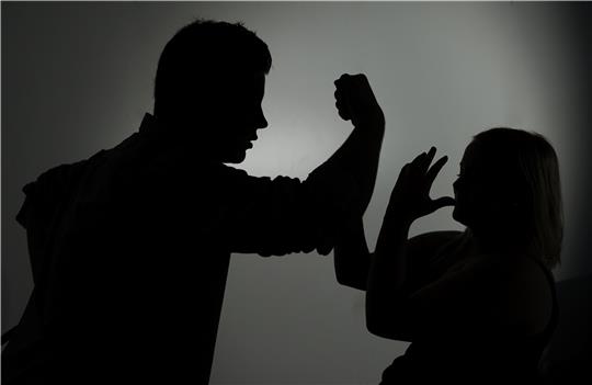 Ein Mann droht einer Frau mit der Faust – während der Ausgangsbeschränkungen wird ein Anstieg häuslicher Gewalt befürchtet. Foto: dpa