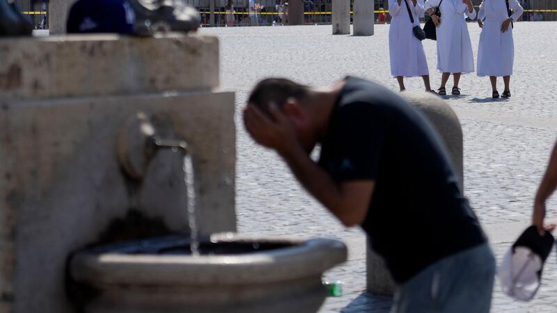 Hitze im Jahr 2023: Mehr als 47.000 Tote in Europa Ein Mann erfrischt sich an einem Brunnen auf dem Petersplatz, während die Temperaturen bis zu 38 Grad Celsius im Vatikan erreichen.